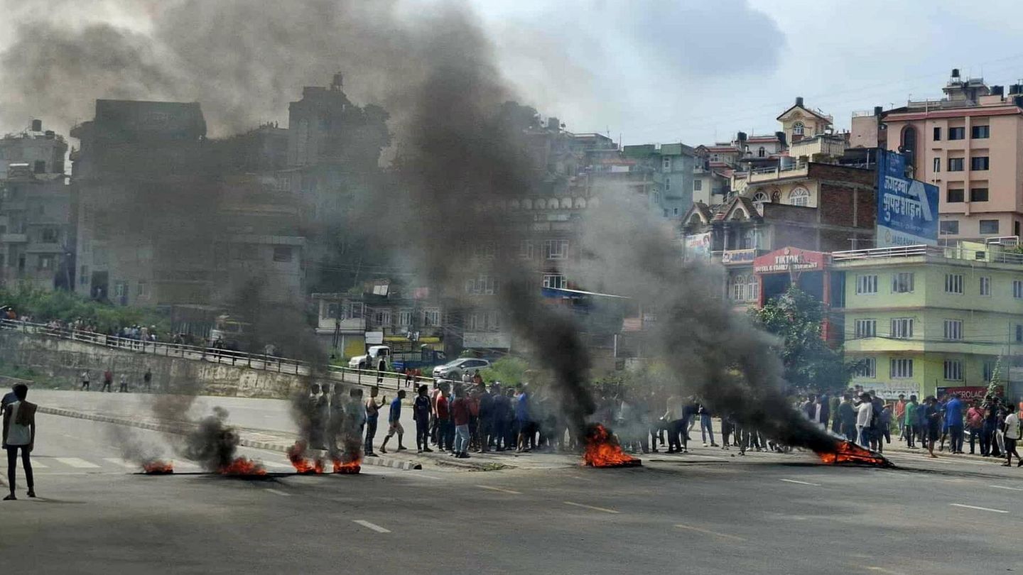 9. September: Bis hier und nicht weiter! Kathmandu, Nepal. Demonstranten verbrennen Reifen auf den Straßen der Hauptstadt. Bei Protesten am Vortag war es zu Zusammenstößen mit der Polizei gekommen, mindestens 19 Menschen wurden dabei getötet. Wegen eines Verbots sozialer Medien und angeblicher Korruption hatten Demonstranten versucht, das Parlament zu stürmen. Die Regierung hob die Sperre am Dienstag wieder auf. Innenminister Ramesh Lekhak und Premierminister KP Sharma Oli gaben infolge der Gewalt ihre Rücktritte bekannt