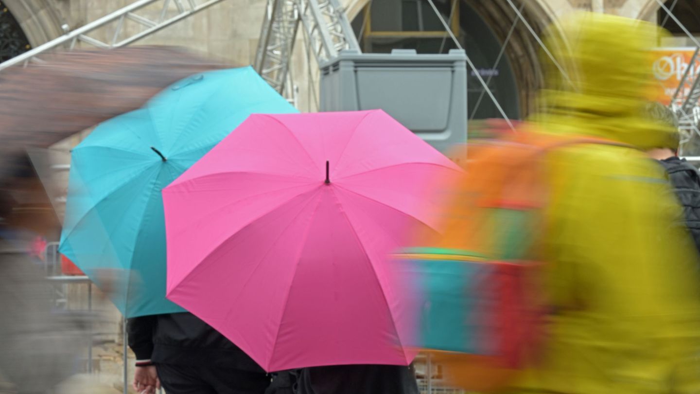 Den Regenschirm sollte man in der letzten Ferienwoche in Bayern griffbereit haben. (Symbolbild) Foto: Malin Wunderlich/dpa