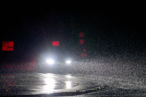Die Unwetter bringen teils extremen Regen mit. Foto: Sascha Ditscher/dpa