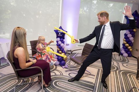 Prinz Harry liefert sich in London einer "Ballonschwert"-Schlacht mit der neunjährigen Gwen Foster