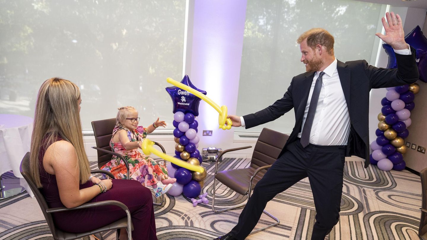Prinz Harry mit Ballonschwert in London