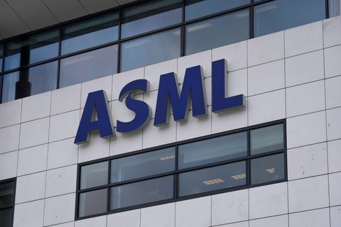 Der Chiphersteller ASML beteiligt sich an Europas KI-Hoffnung Mistral aus Frankreich Foto: Peter Dejong/AP/dpa