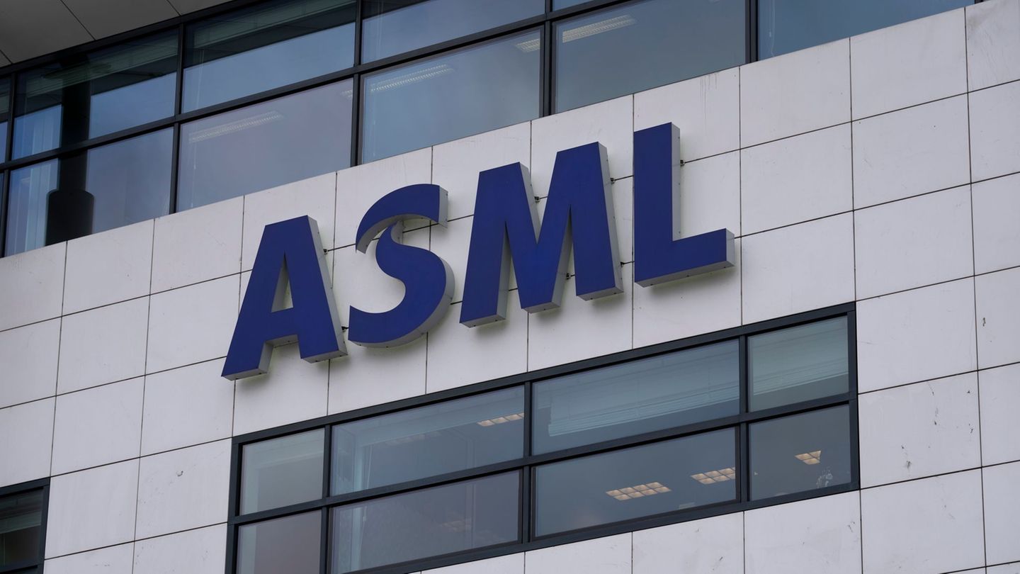 Der Chiphersteller ASML beteiligt sich an Europas KI-Hoffnung Mistral aus Frankreich Foto: Peter Dejong/AP/dpa