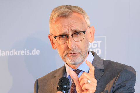 Sachsens Innenminister Armin Schuster (CDU) spricht angesichts der NSU-Morde von einem kompletten Systemversagen. (Archivbild) F