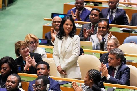 Annalena Baerbock dankt für den Applaus bei ihrer Wahl zur Präsidentin der 80. Generalversammlung der Vereinten Nationen