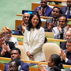 Annalena Baerbock dankt für den Applaus bei ihrer Wahl zur Präsidentin der 80. Generalversammlung der Vereinten Nationen