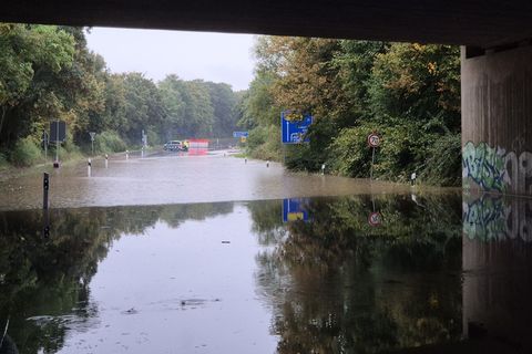 Die Unwetter bringen teils extremen Regen mit. Foto: Sascha Thelen/dpa