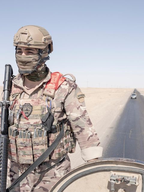 Gegen den Islamischen Staat: SDF-Soldaten während einer Patrouille in den Straßen von Deir ez-Zor