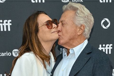 Dustin Hoffman küsst seine Ehefrau Lisa