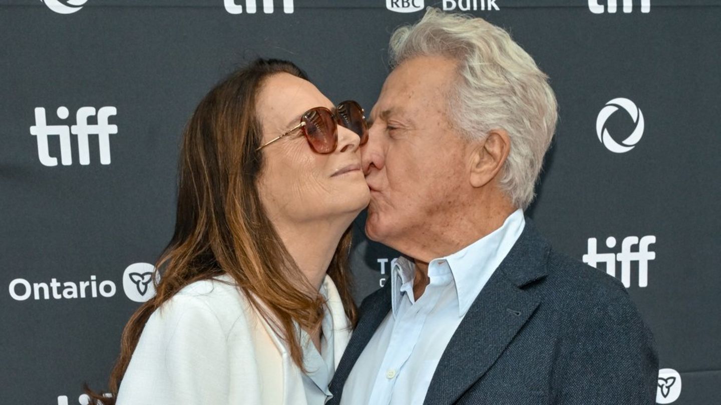 Dustin Hoffman at the Film Festival in Toronto: kisses for his wife Lisa