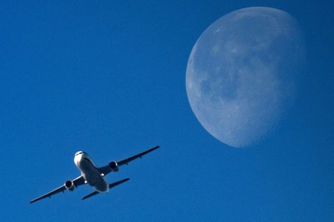 Silhouette eines Flugzeugs am Himmel