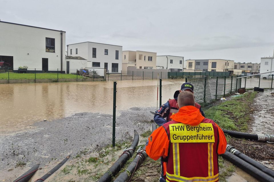 Einsatzkräfte des THW pumpen in Bedburg Wasser weg. Einsatzkräfte des THW pumpen in Bedburg Wasser weg.