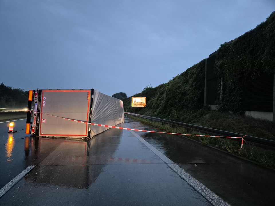 Ein LKW liegt auf der regennassen Fahrbahn Ein LKW liegt auf der regennassen Fahrbahn