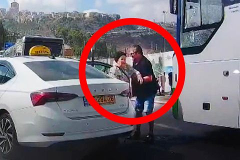Mutiger Taxifahrer rettet ältere Frau im Kugelhagel