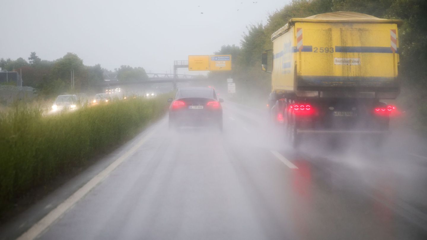 Wegen des Starkregens wird eine Autobahnpassage bei Leverkusen gesperrt. Foto: Christoph Reichwein/dpa