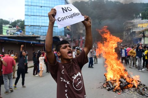 Ein Demonstrant in Nepal hält ein Blatt mit der Forderung nach einem Ende der Korruption hoch. Foto: Safal Prakash Shrestha/ZUMA