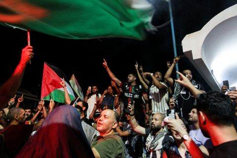 Demonstranten im Hafen von Sidi Bou Said nahe Tunis