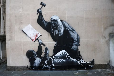 Das neue Banksy Kunstwerk zeigt einen Richter, der auf einen Demonstranten einschlägt