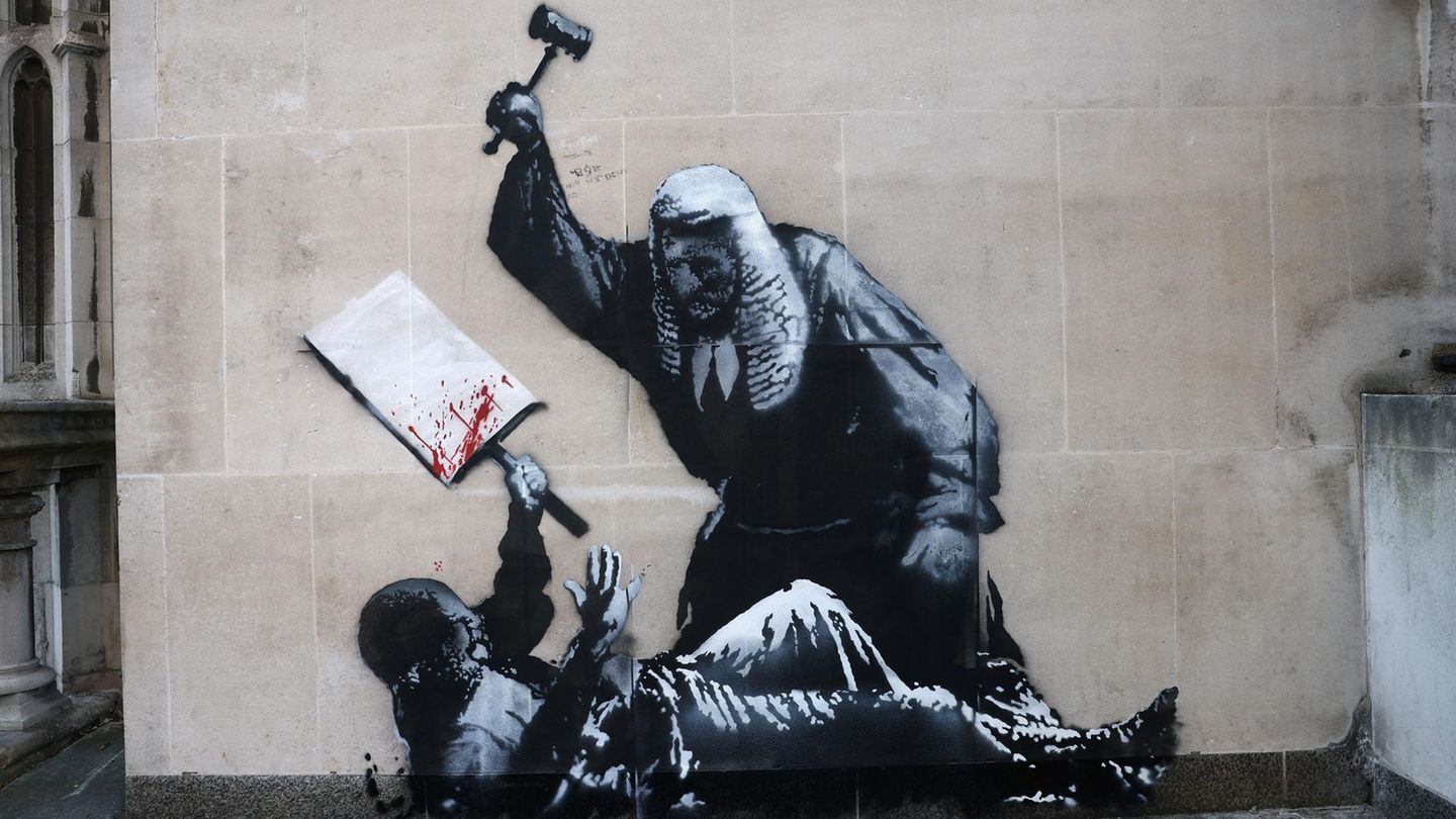 Das neue Banksy Kunstwerk zeigt einen Richter, der auf einen Demonstranten einschlägt