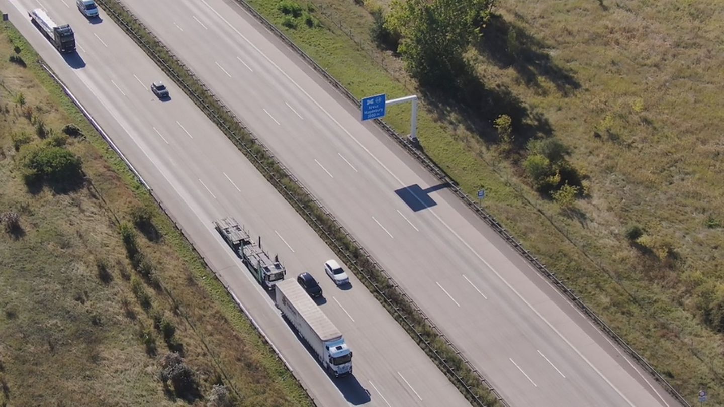 Vor allem die Sicherheitsabstände bei Lkw waren im Fokus der Polizei. Foto: -/Polizeiinspektion Magdeburg/dpa