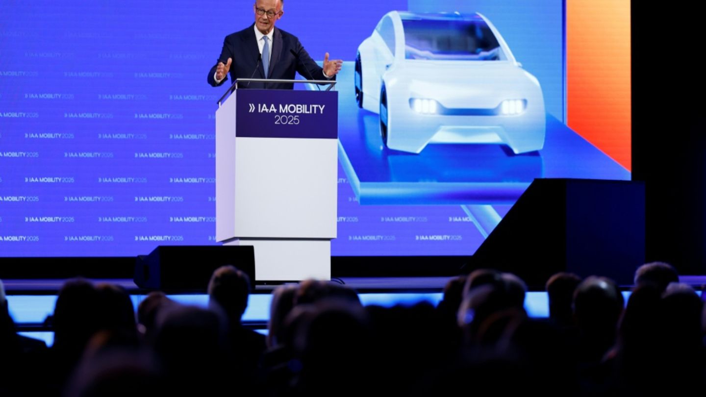 Bundeskanzler Merz auf der IAA
