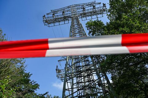 Ein teilweise beschädigter Strommast bei Berlin ist abgesperrt