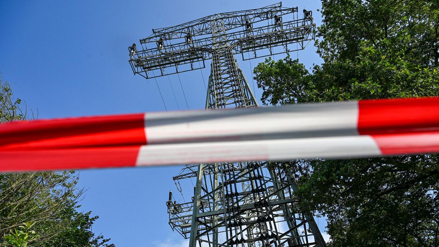 Ein teilweise beschädigter Strommast bei Berlin ist abgesperrt
