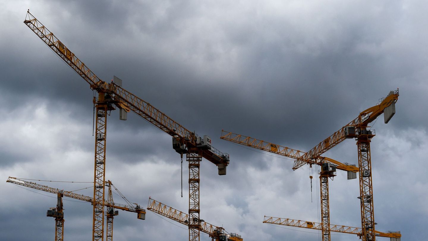 Die Investitionen in Fabriken oder Lagerhallen sind drastisch gesunken. (Symbolbild) Foto: Lisa Ducret/dpa