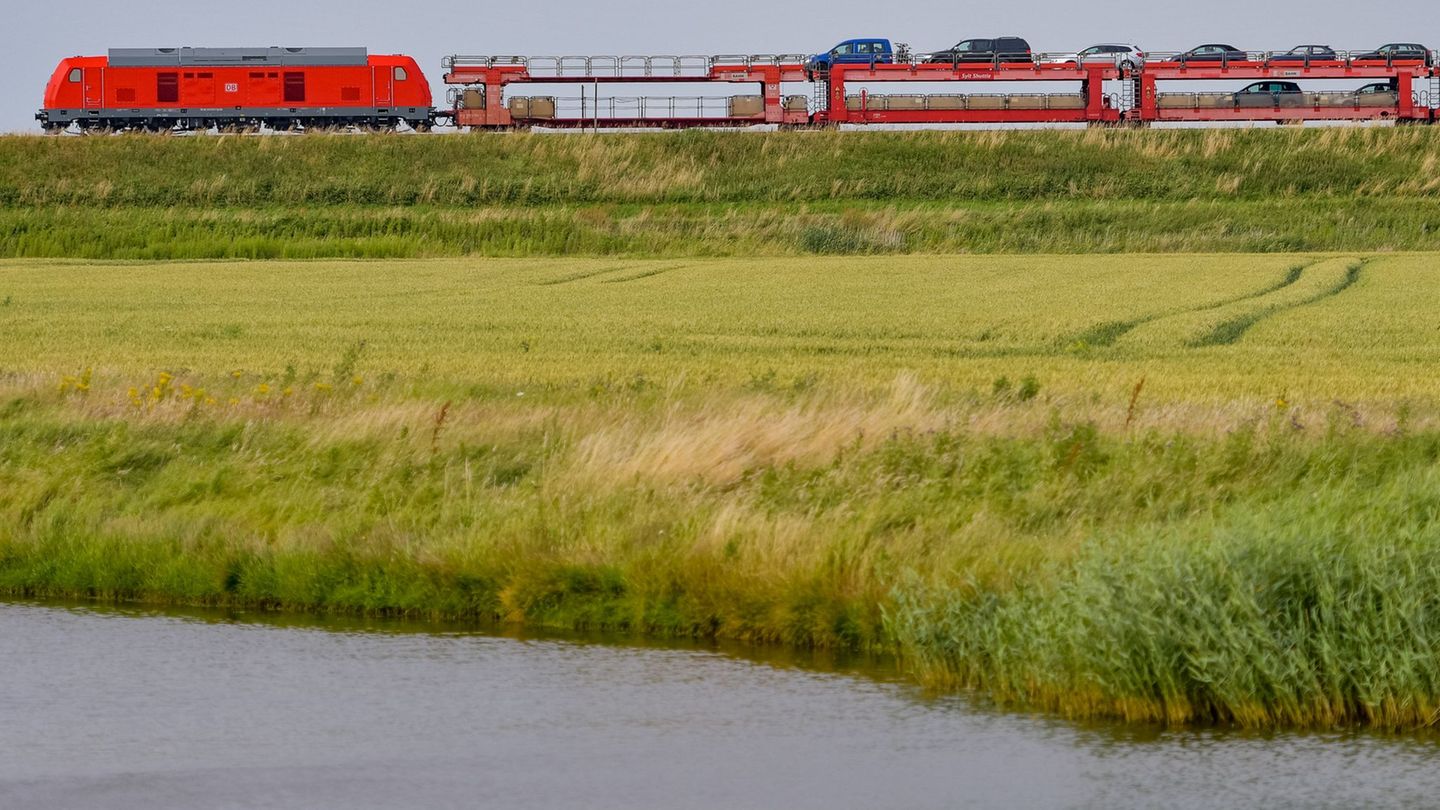 Für rund eine Stunde war die Bahnstrecke nach Sylt am Montag gesperrt. (Symbolbild) Foto: Axel Heimken/dpa