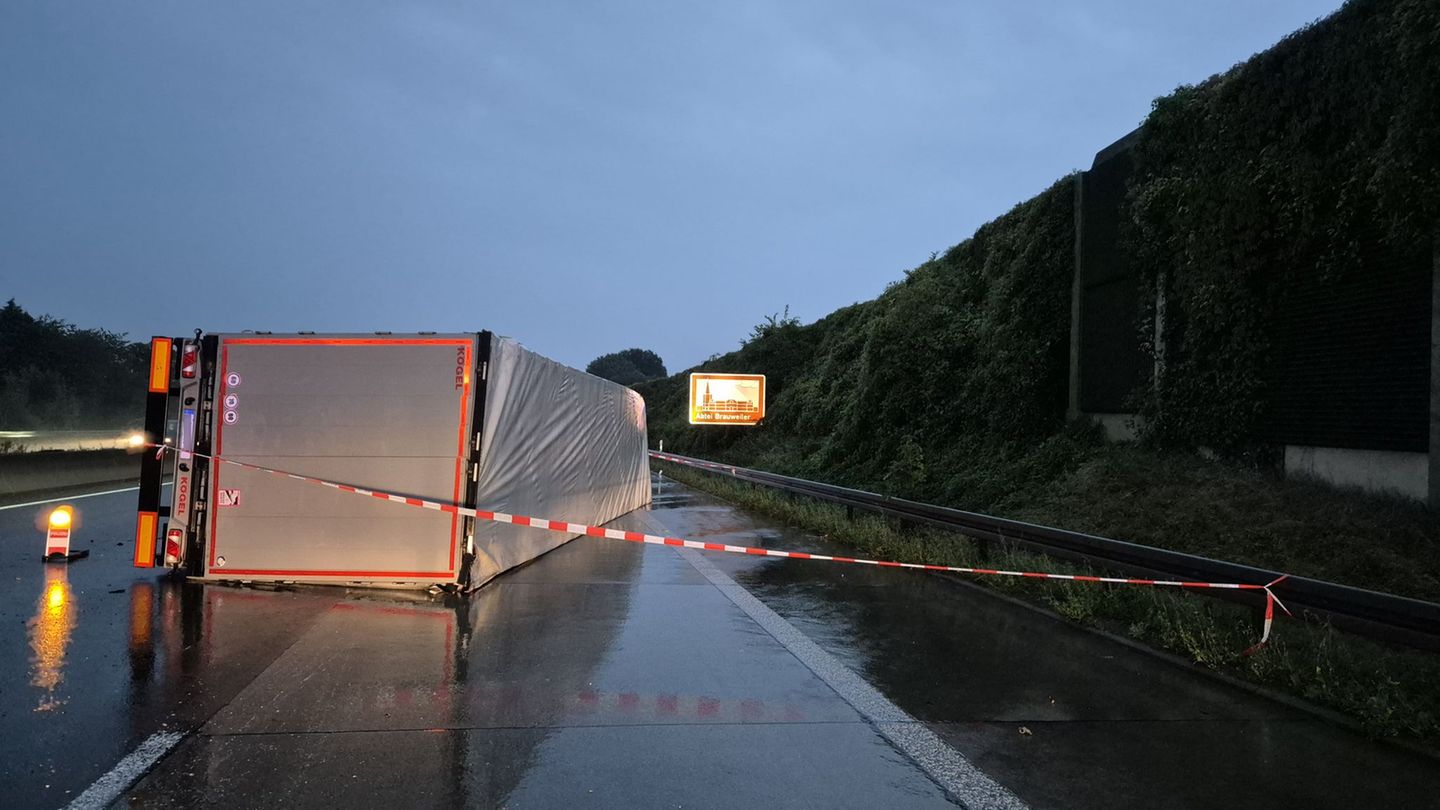 Ein Lastwagen ist auf der A4 umgestürzt - vermutlich wegen Aquaplanings. Foto: Sascha Thelen/dpa