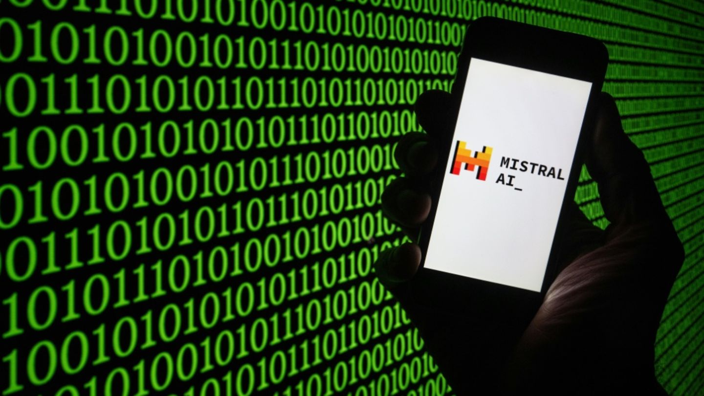 Mistral-Logo auf einem Smartphone
