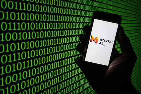 Mistral-Logo auf einem Smartphone