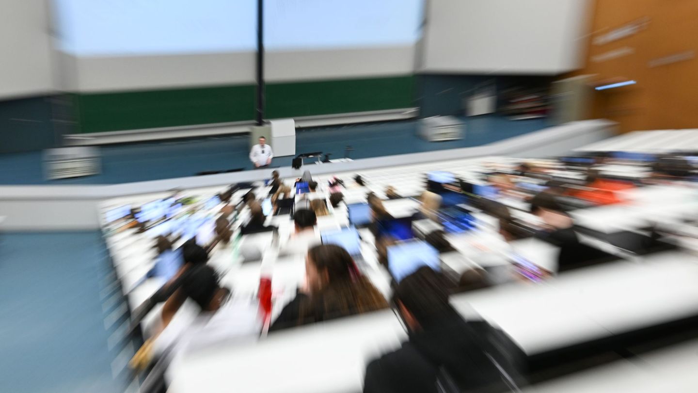 Rund 11.800 Studierende schlossen ihren Bachelor im vergangenen Jahr ab. (Symbolbild) Foto: Bernd Weißbrod/dpa