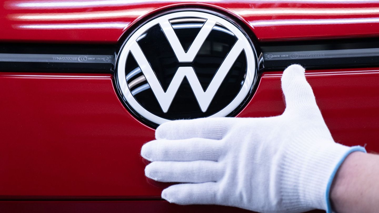In der Fahrzeugentwicklung baut VW unter anderem mit dem französischen Softwarespezialisten Dassault Systèmes eine KI-gestützte