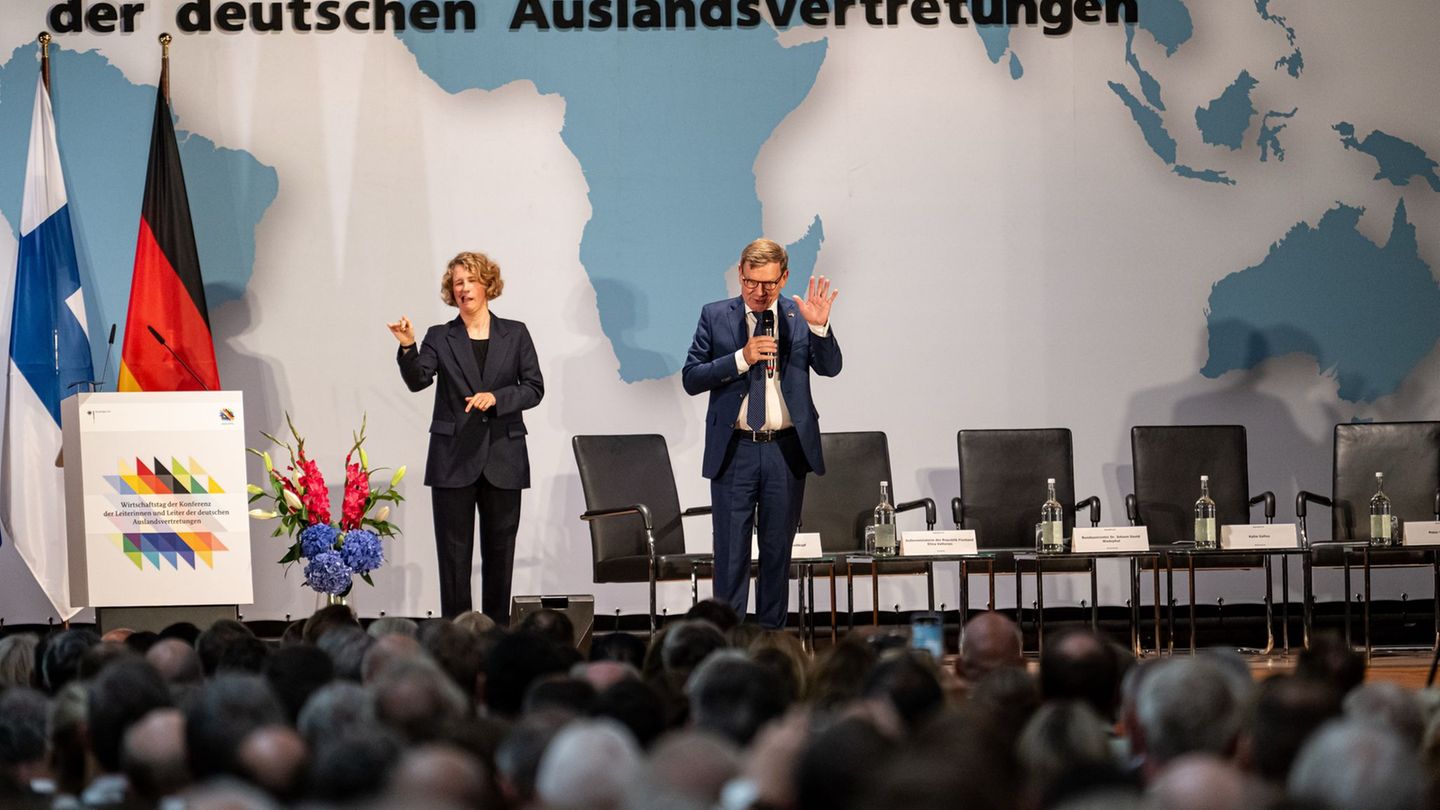 Außenminister Johann Wadephul (CDU) macht beim Wirtschaftstag der Botschafterkonferenz im Auswärtigen Amt Druck für den Abschlus