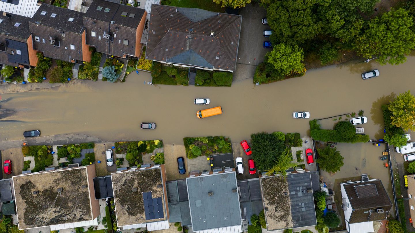 Überflutete Straßen in Mönchengladbach nach dem Starkregen. Foto: Christoph Reichwein/dpa