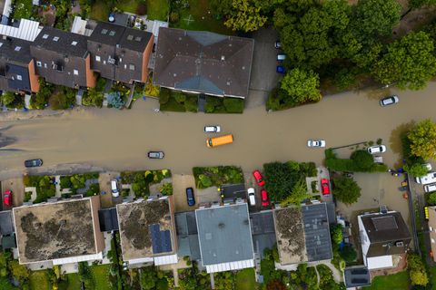 Überflutete Straßen in Mönchengladbach nach dem Starkregen. Foto: Christoph Reichwein/dpa