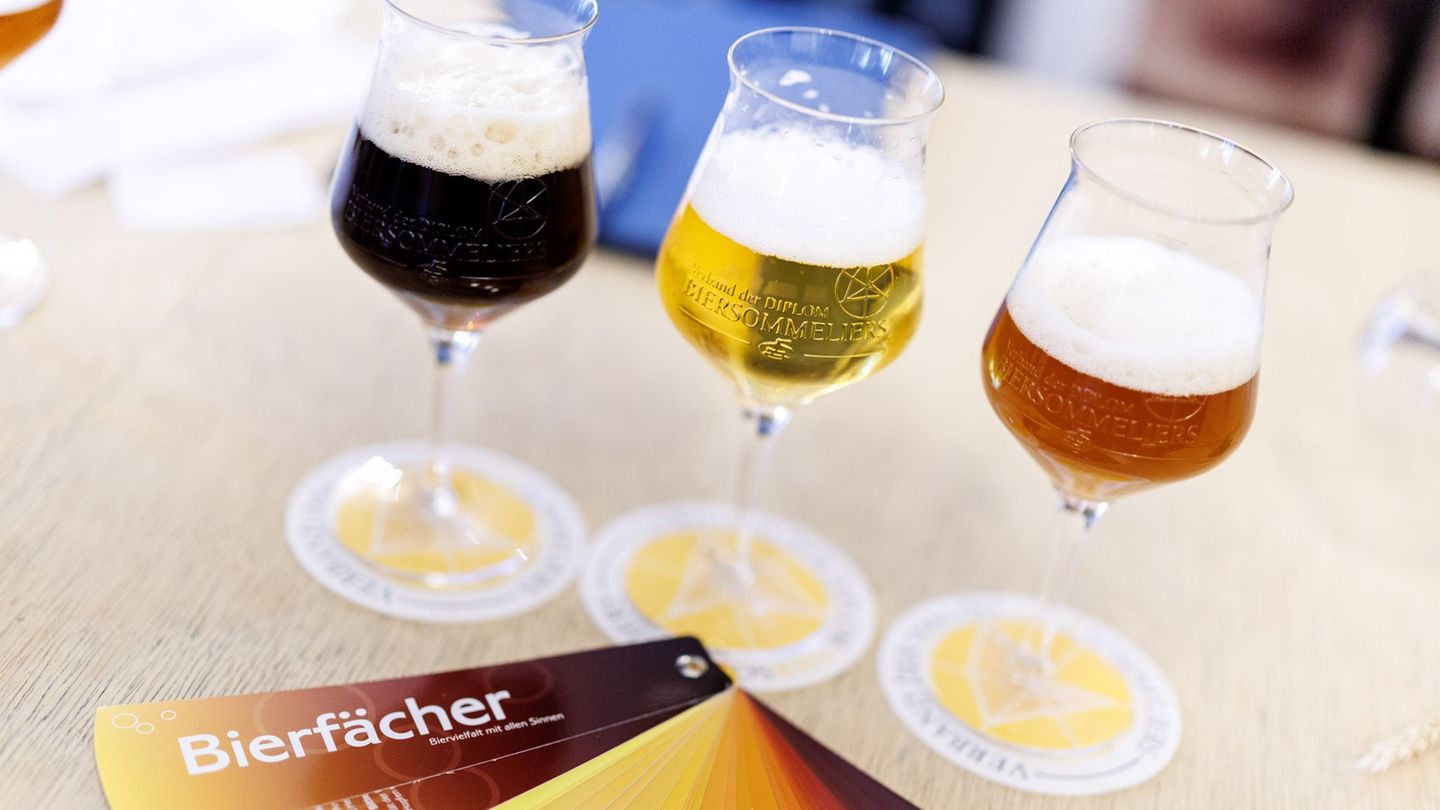 Die Sommeliers müssen die Biere blind auseinanderhalten können. Foto: Matthias Balk/dpa