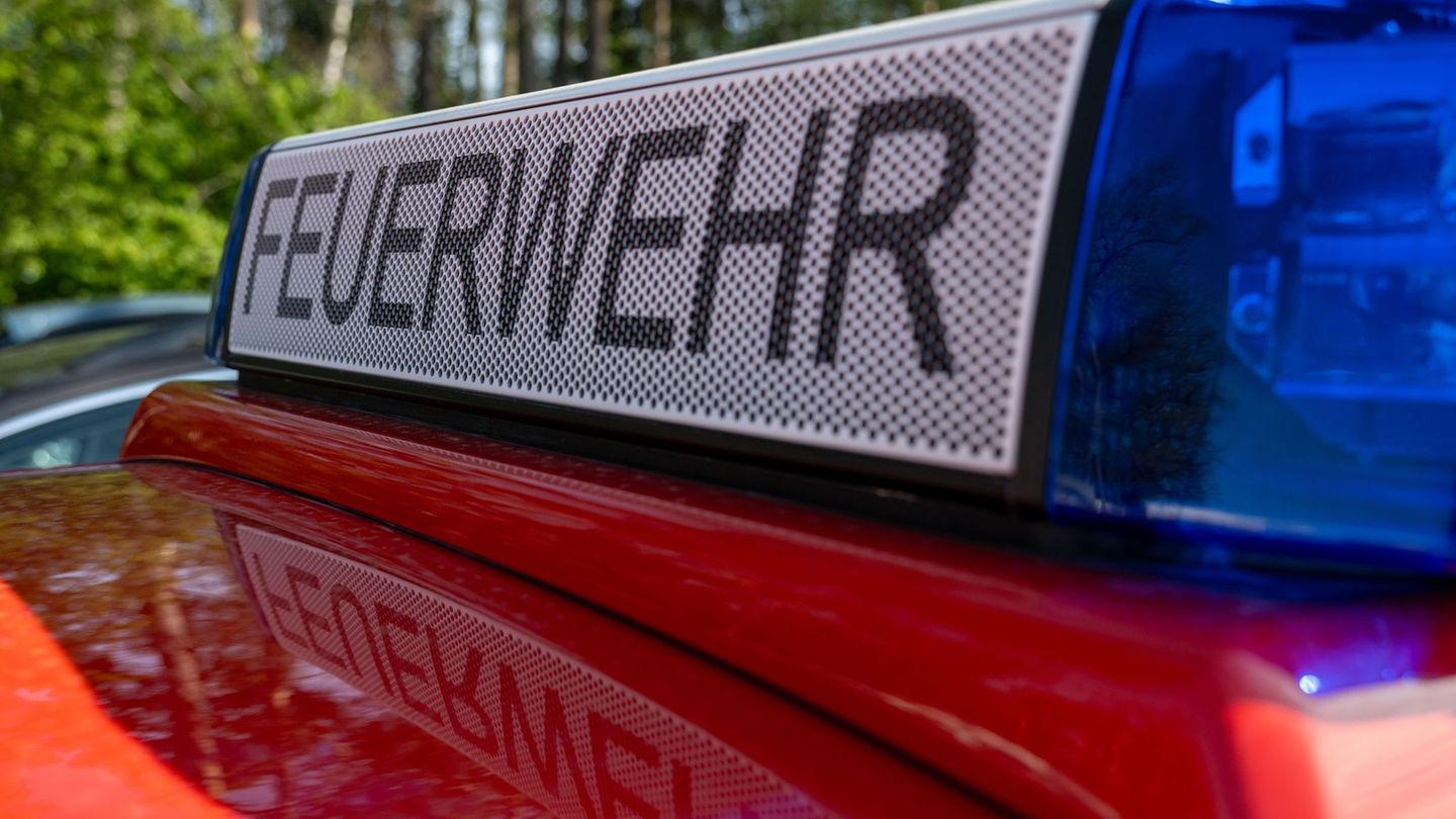 Bei einem Wohnungsbrand verließen die Hausbewohner rechtzeitig den Brandort. (Symbolbild) Foto: Pia Bayer/dpa