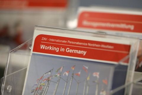 Vor allem in der Pflege und bei Lehrkräften gab es viele Anträge. (Archivbild) Foto: Oliver Berg/dpa