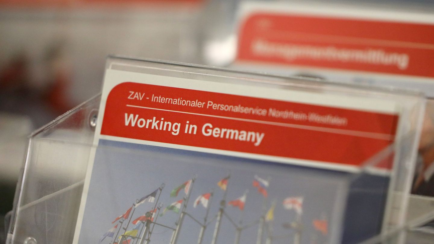 Vor allem in der Pflege und bei Lehrkräften gab es viele Anträge. (Archivbild) Foto: Oliver Berg/dpa