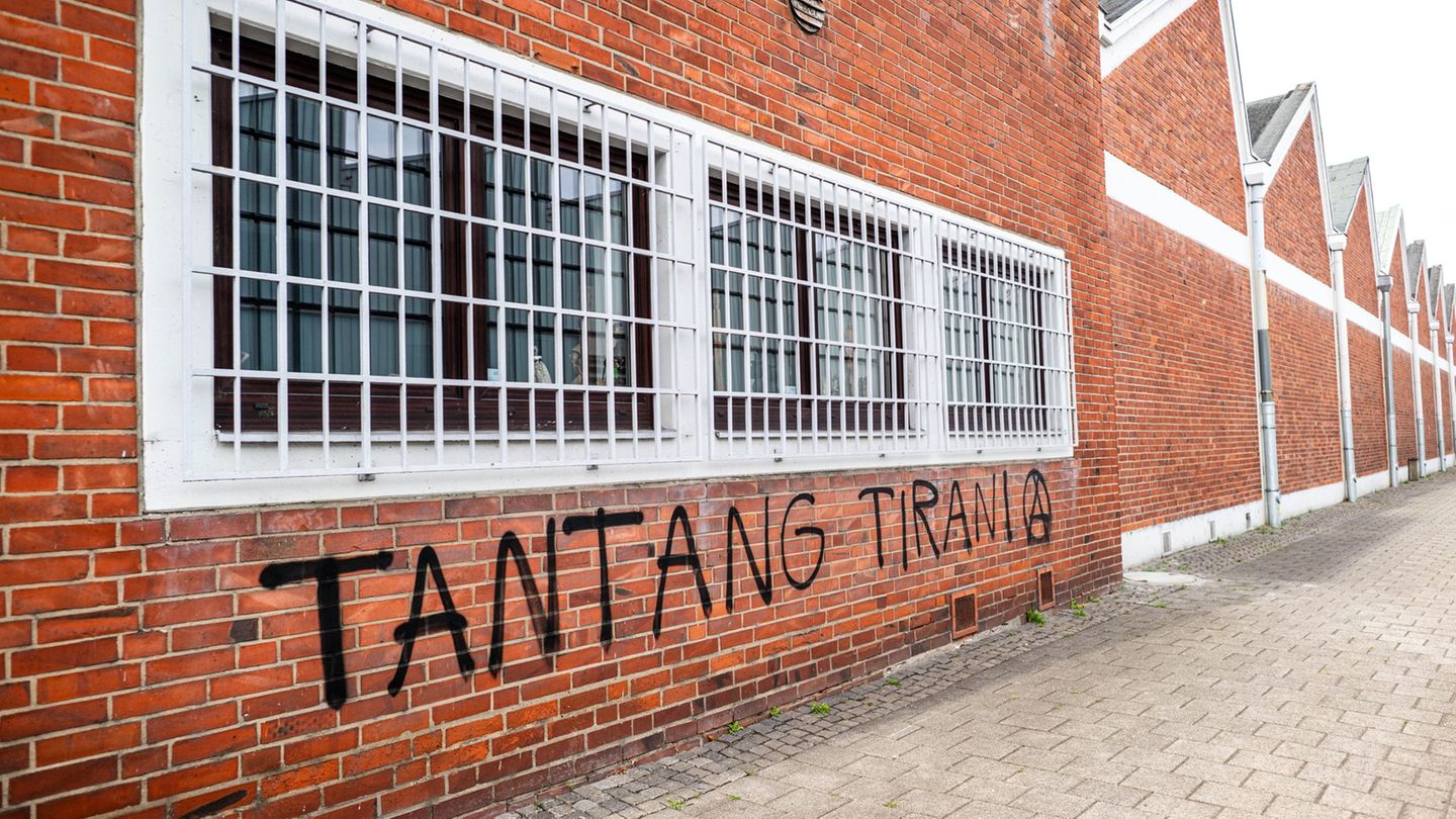 Nach einer Sprüh-Attacke auf das Indonesische Honorarkonsulat in Bremen ermittelt der Staatsschutz der Polizei. Foto: Sina Schul