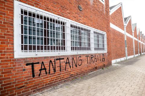 Nach einer Sprüh-Attacke auf das Indonesische Honorarkonsulat in Bremen ermittelt der Staatsschutz der Polizei. Foto: Sina Schul