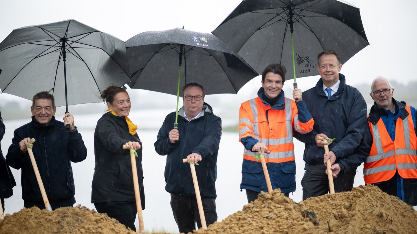 Symbolischer Spatenstich: An der Lippe geht das aktuell größte Hochwasserschutzprojekt Nordrhein-Westfalens in die letzte Phase.