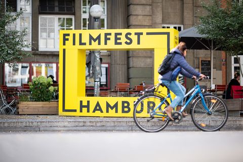 Beim Filmfest Hamburg können die Besucher in andere Welten eintauchen. (Archivbild) Foto: Daniel Reinhardt/dpa