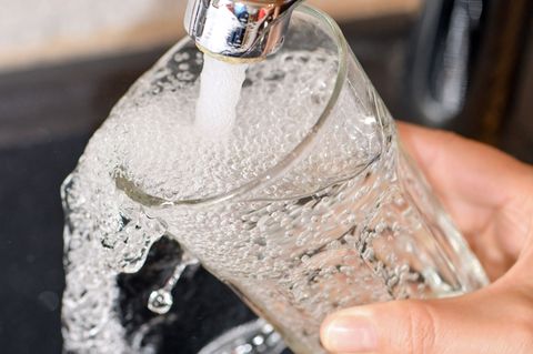 In Schwangau im Allgäu muss das Trinkwasser aktuell abgekocht werden. (Symbolfoto) Foto: Patrick Pleul/dpa-Zentralbild/dpa