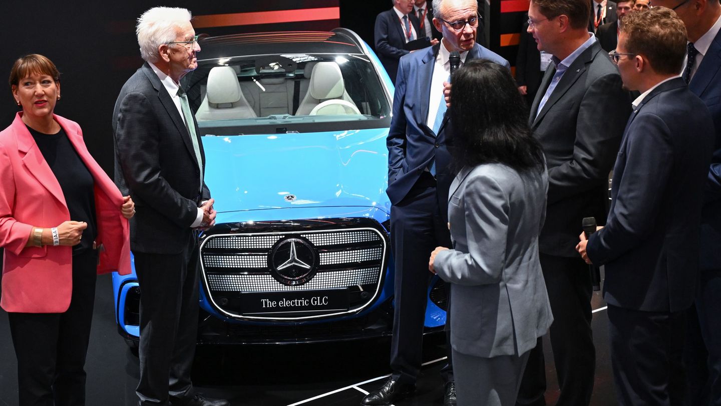 Bundeskanzler Friedrich Merz am Stand von Mercedes-Benz. Foto: Sven Hoppe/dpa
