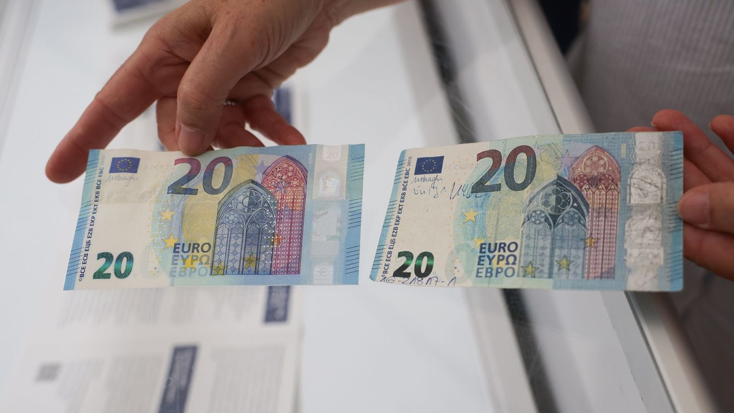 Falschgeld kann etwa im Vergleich mit originalen Banknoten oder durch das Prinzip "Fühlen, Sehen, Kippen" erkannt werden. (Symbo