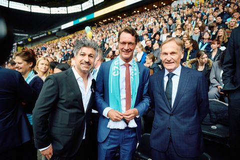 Lotto-Millionär Kürsat "Chico" Yildirim (links) mit Ministerpräsident Wüst (CDU) und BVB-Geschäftsführer Hans-Joachim Watzke (re