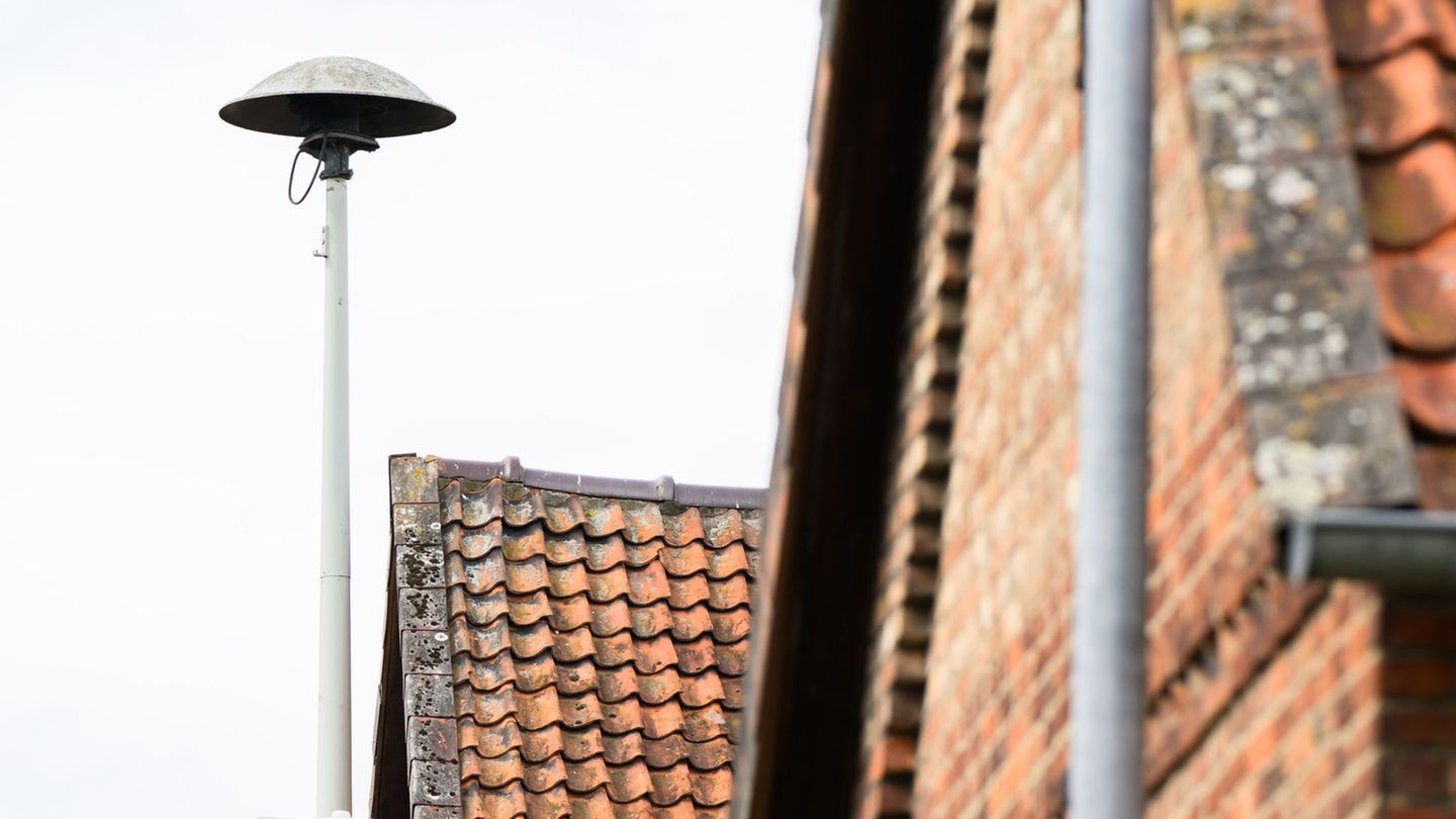 Thüringens Innenminister Georg Maier (SPD) will die Sirenen im Freistaat nach und nach digital anbinden. (Archivbild) Foto: Juli